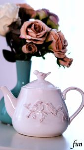 紫のバラとティーポット