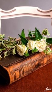アンティークな本と白い花