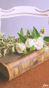 アンティークな本と白い花