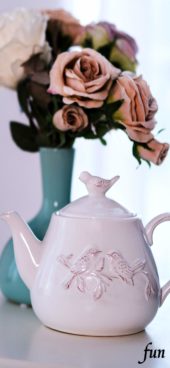 紫のバラとティーポット