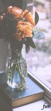 窓際のオレンジの花