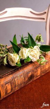 アンティークな本と白い花