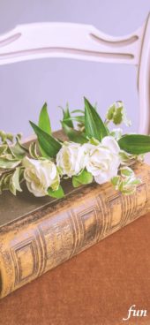 アンティークな本と白い花