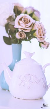 紫のバラとティーポット