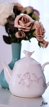 紫のバラとティーポット