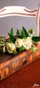 アンティークな本と白い花