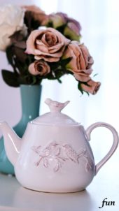 紫色のバラとティーポット