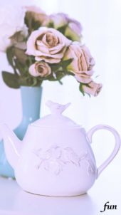 紫色のバラとティーポット