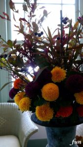 秋のイメージのアレジメントの花