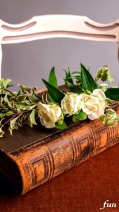 アンティークな本と白い花