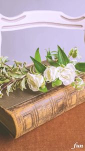 アンティークな本と白い花