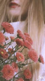 ピンクの花と女性