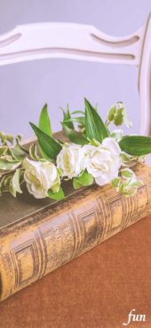 アンティークな本と白い花