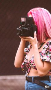 レトロなポラロイドカメラと女の子