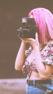 レトロなポラロイドカメラと女の子