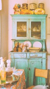 レトロな食器棚