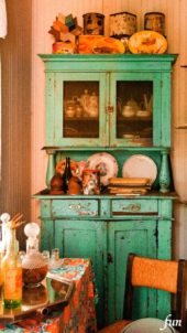 レトロな食器棚