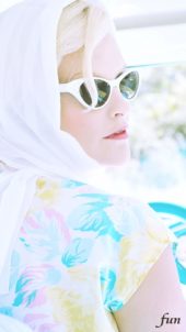 レトロファッションの女の子