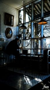 冬のカフェと男性