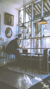 冬のカフェと男性