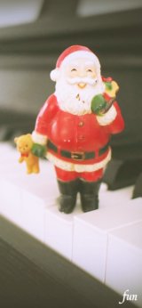ピアノの上のサンタ