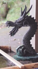 手水舎の龍