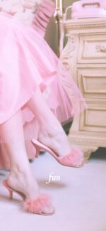 ピンクのドレスの女性