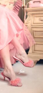 ピンクのドレスの女性