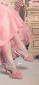 ピンクのドレスの女性