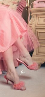 ピンクのドレスの女性