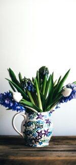 おしゃれな柄の花瓶と花