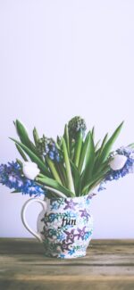 おしゃれな柄の花瓶と花