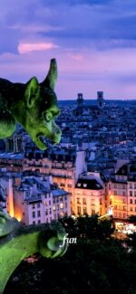 石像と街の風景