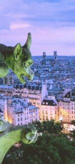 石像と街の風景