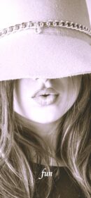 帽子をかぶった女性