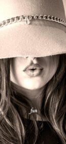 帽子をかぶった女性