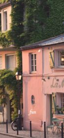 ピンクのカフェ