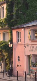 ピンクのカフェ