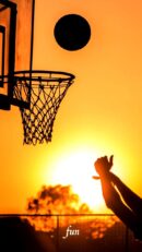 夕暮れとバスケットボール