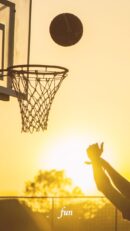 夕暮れとバスケットボール