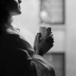 iPhone13Mini・12Miniのコーヒーがある風景の壁紙が取り放題