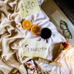 iPhone14plus・13ProMax・12ProMaxのコーヒーがある風景の壁紙を配信中