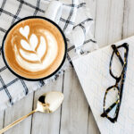 iPhone14plus・13ProMax・12ProMaxのコーヒーのある風景壁紙が取り放題